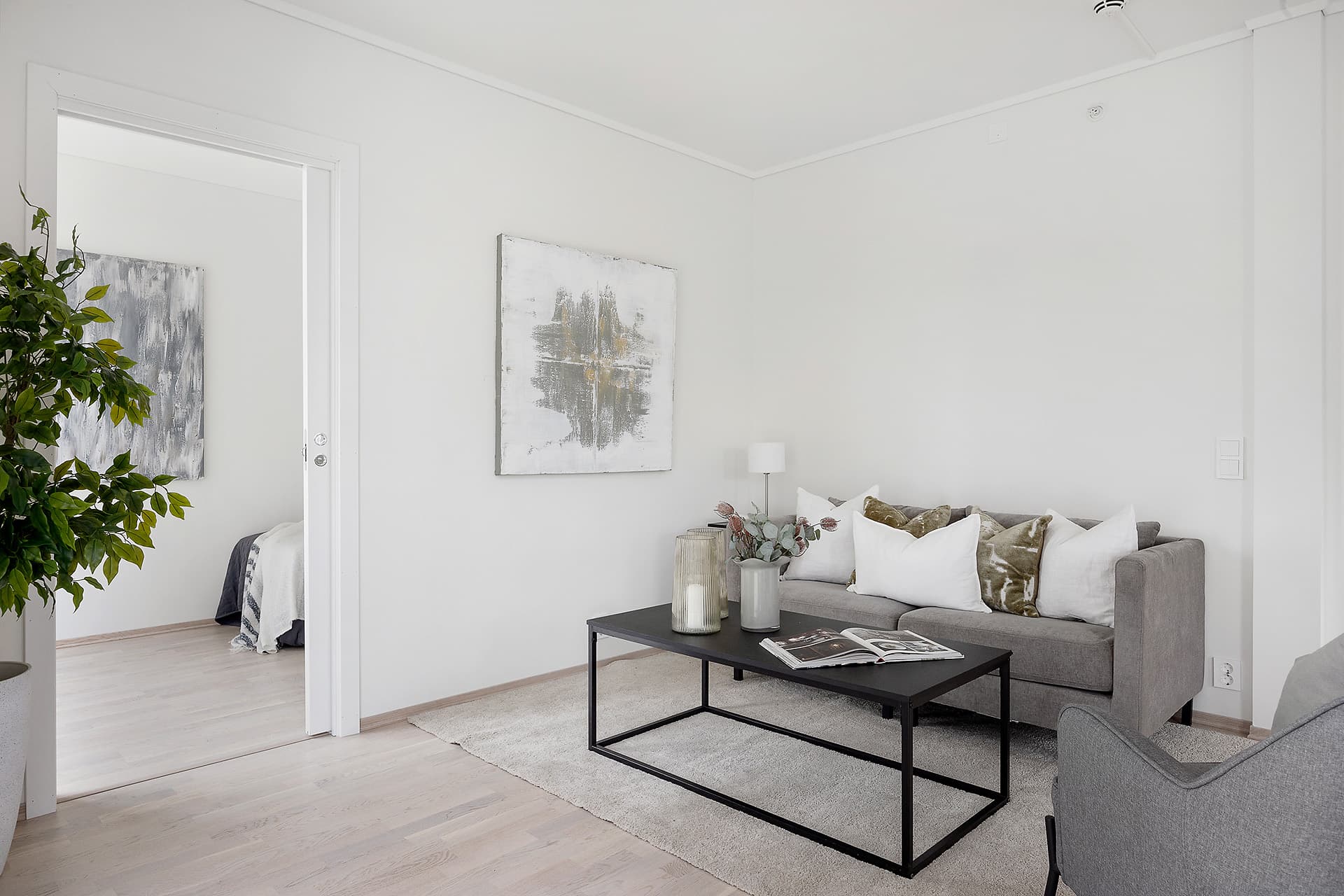 Malte slette hvite flater på vegger og lys 3-stavs eikeparkett på gulv.