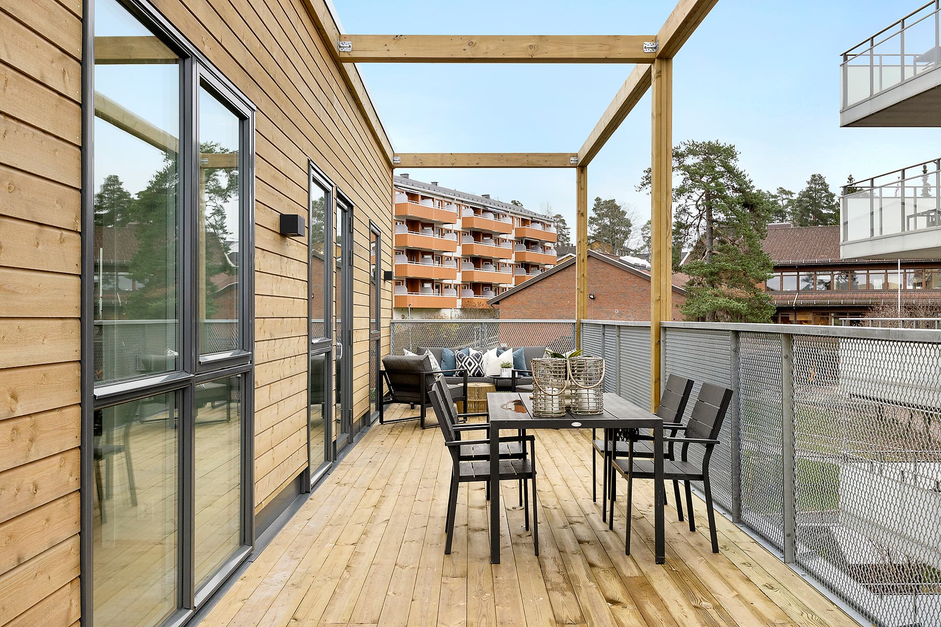 Her har du gode muligheter til å lage et hyggelig uterom, med både grill, sittegruppe og spisegruppe.