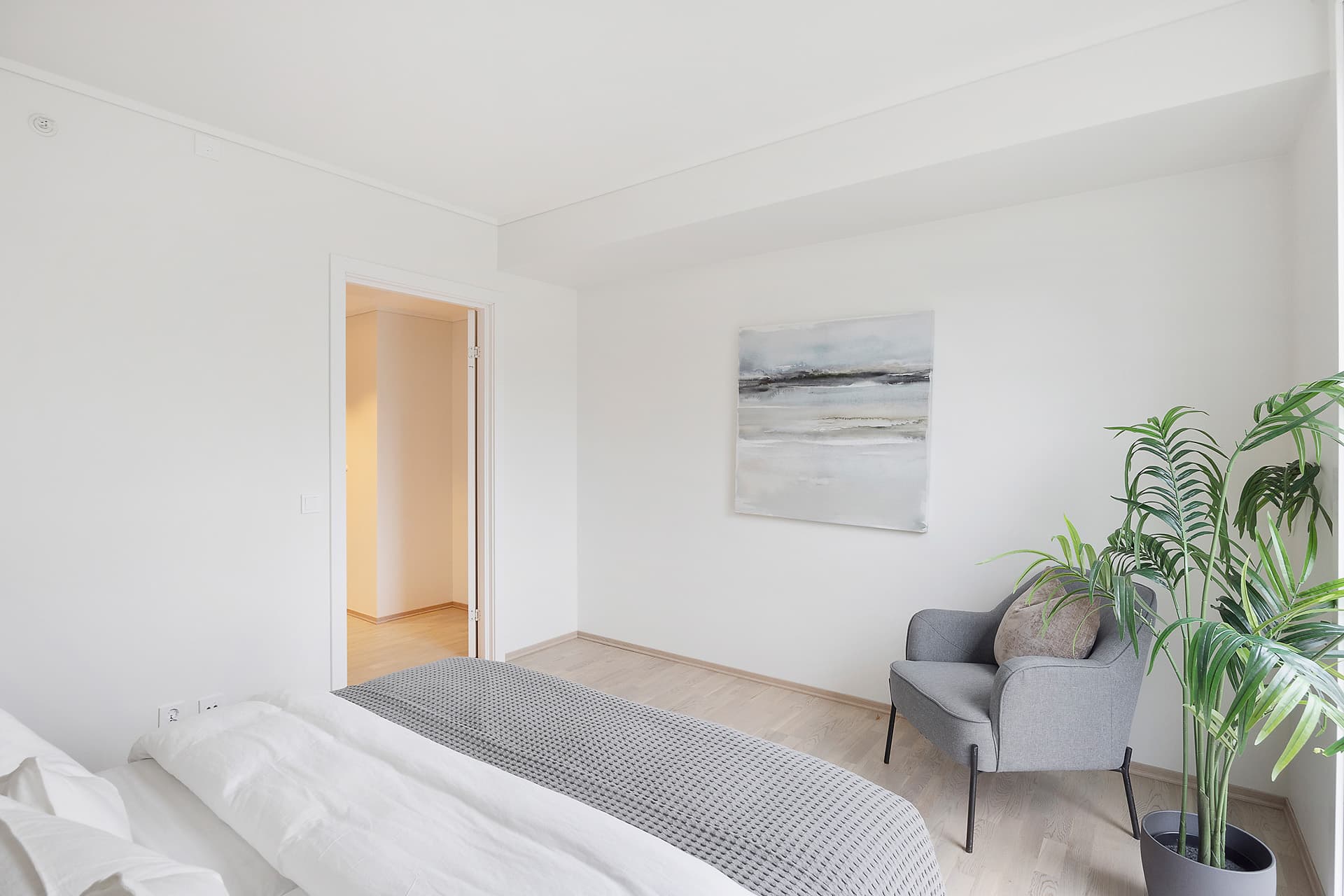 Her har du god plass til etablering av garderobeskap.
