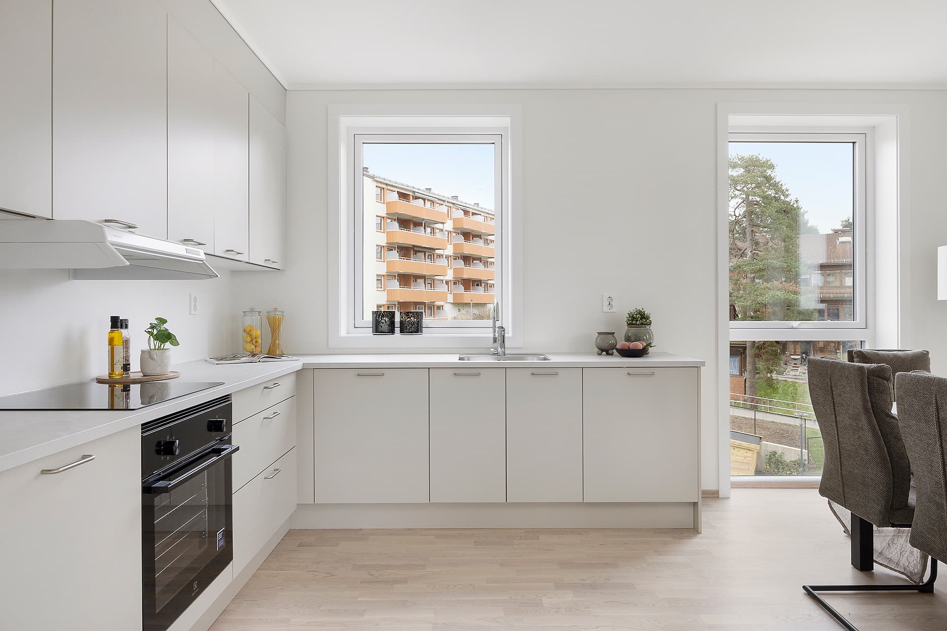 Kjøkkenet er fint plassert i enden av rommet og kommer fra HTH med integrerte hvitevarer fra Electrolux.
