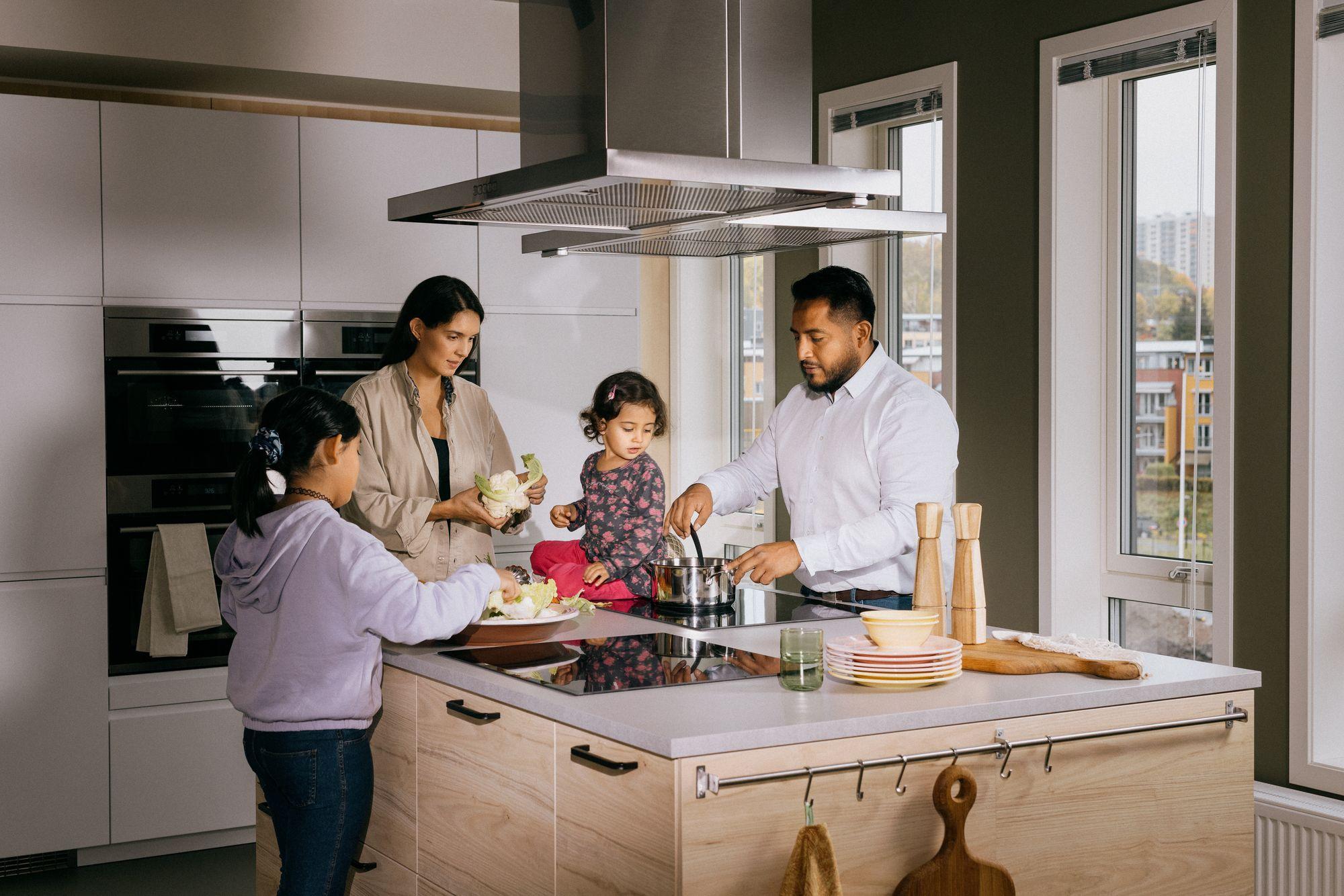 Foto av familie på fire på kjøkkenet i OBOS Living Lab.
