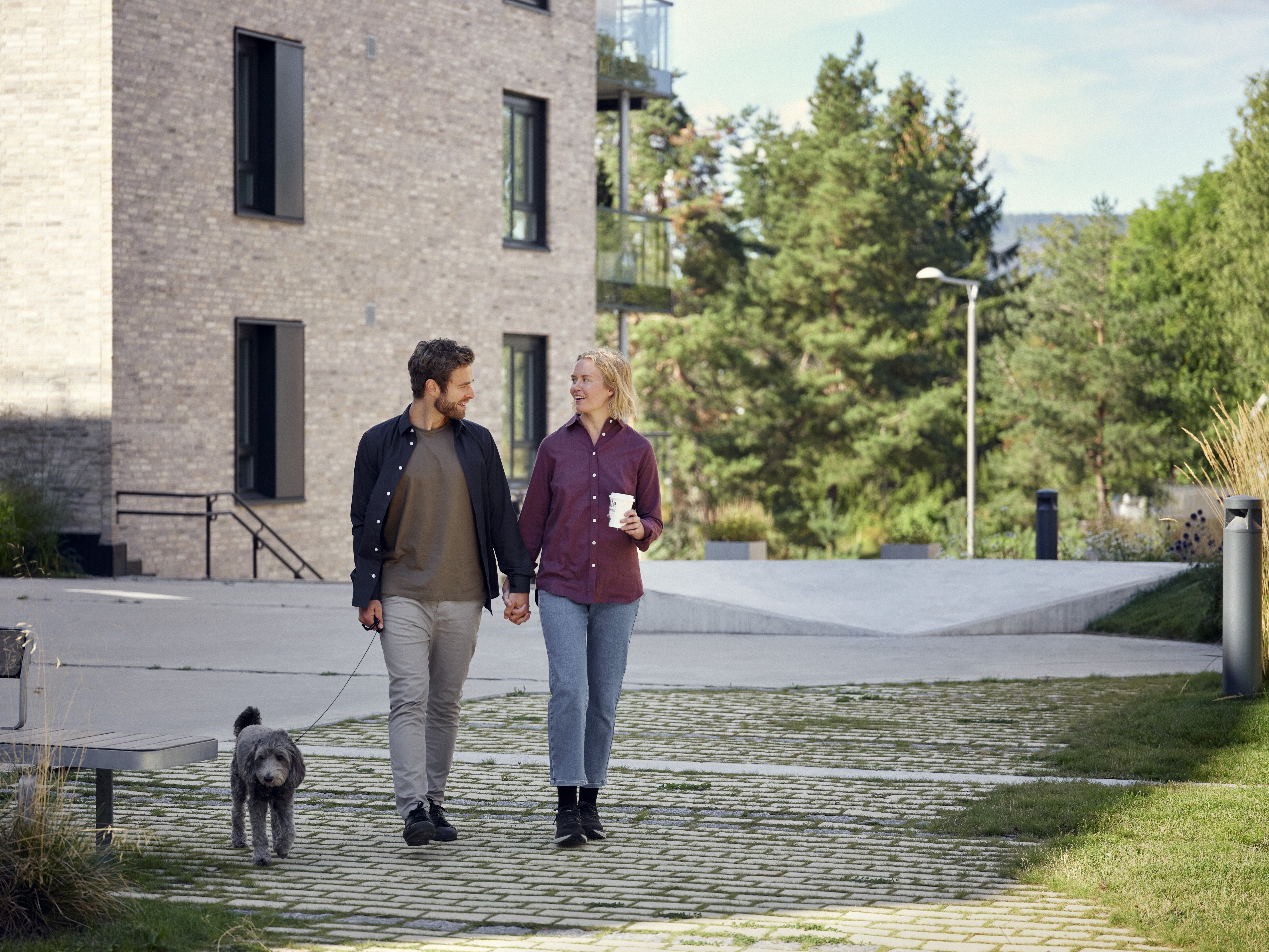 Et par som går og beundrer et boligprosjekt. Foto.