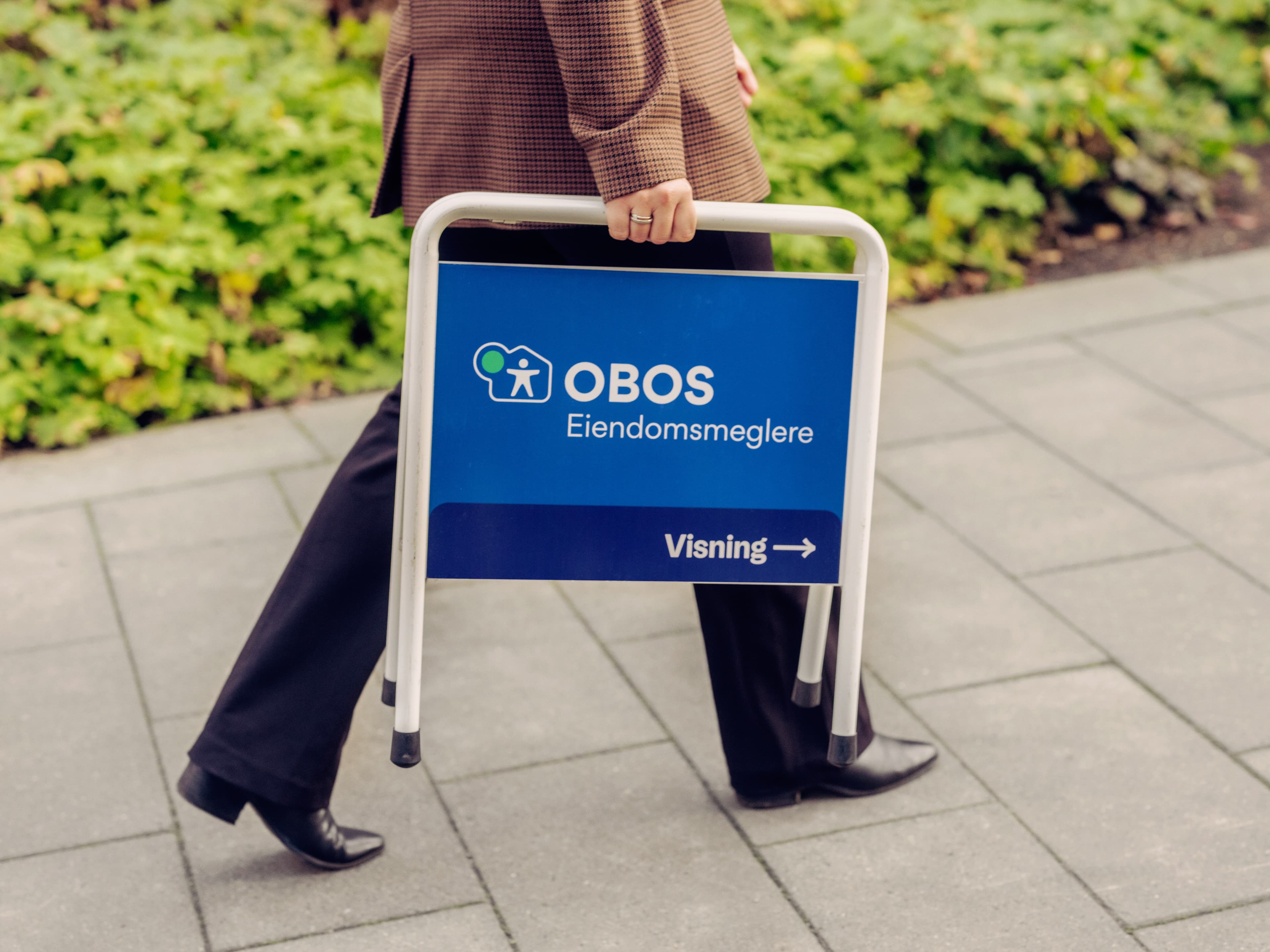 Et par som går og beundrer et boligprosjekt. Foto.