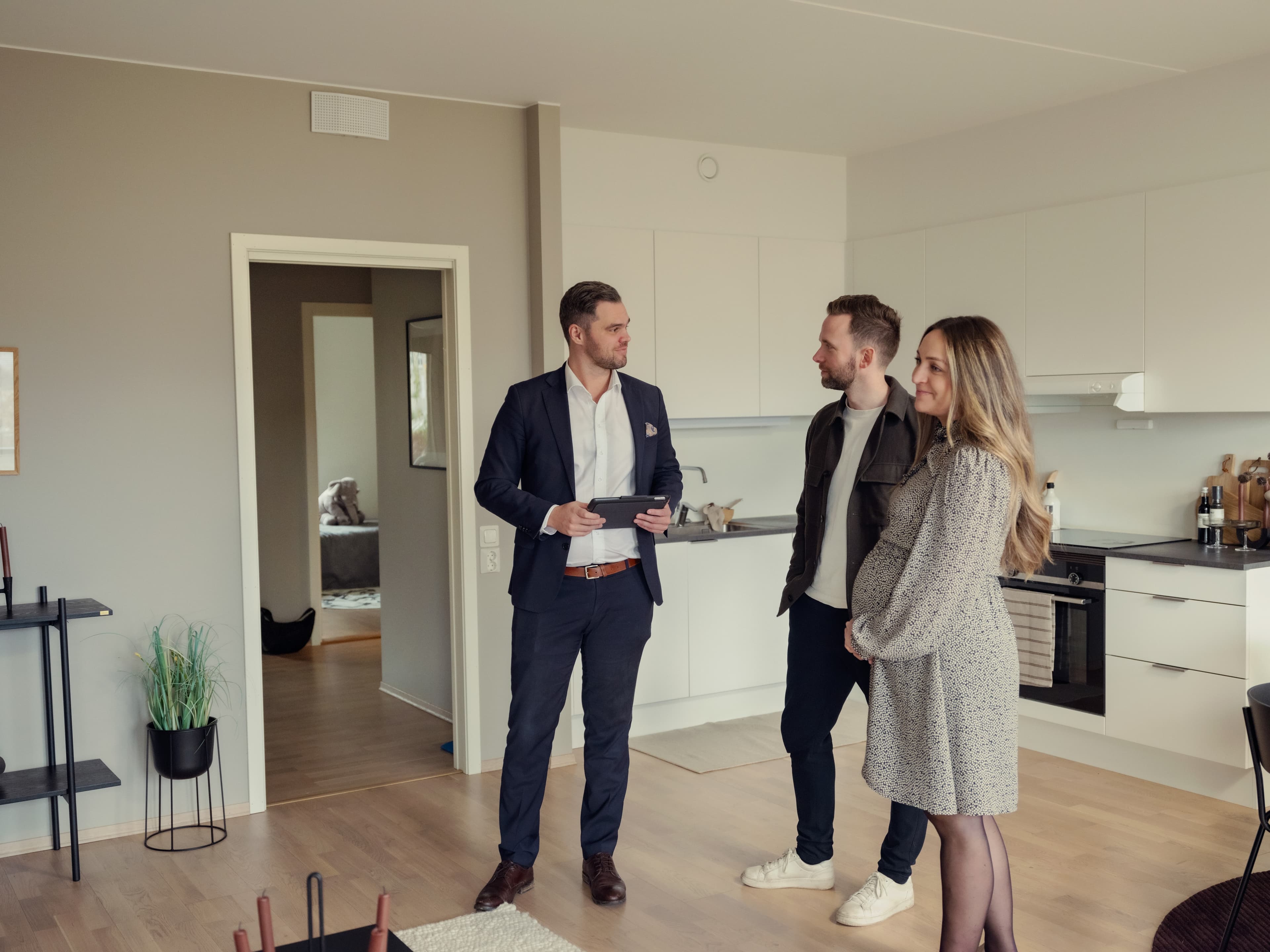 Et par som går og beundrer et boligprosjekt. Foto.